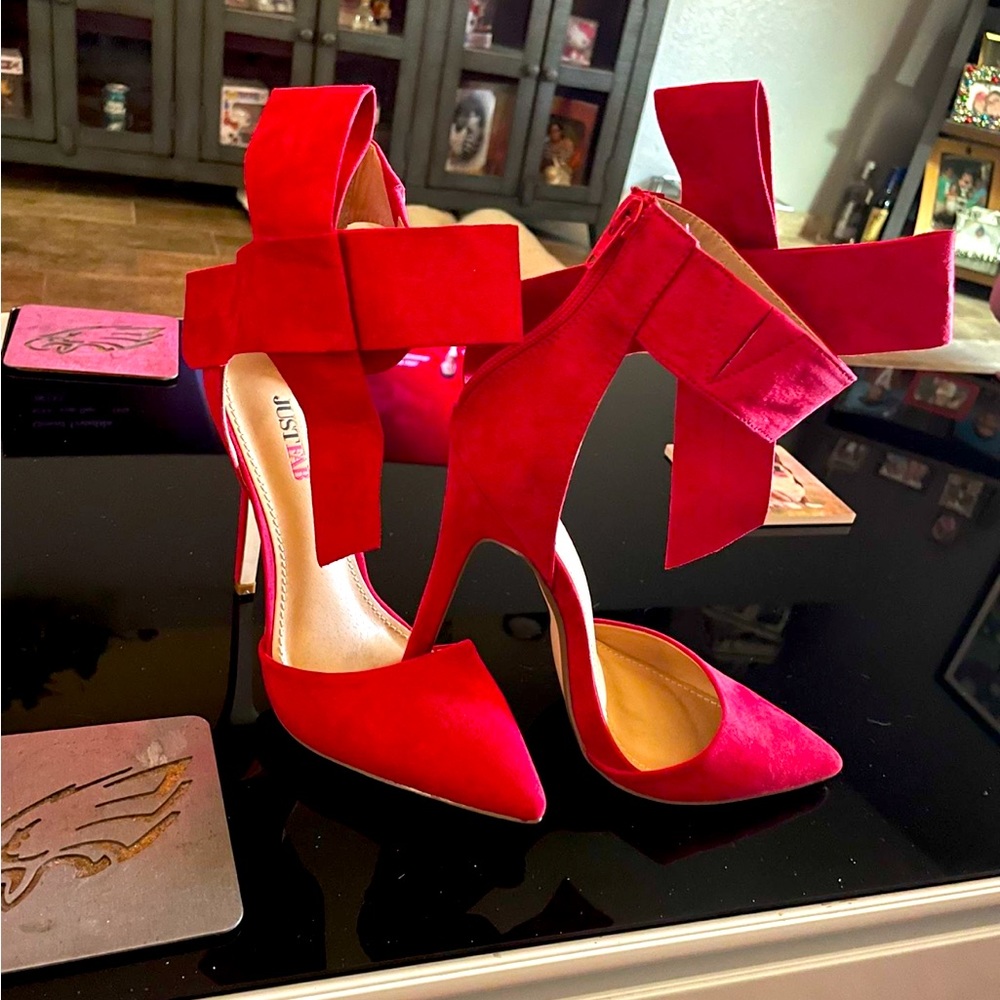Red bow heels in 7 1/2 never been used